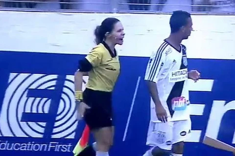 Nữ trọng tài nổi đóa ngay trên sân khi bị cầu thủ phản ứng
