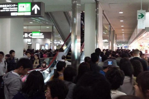 Hành khách Trung Quốc tản bộ nhầm khu vực, sân bay Nhật tê liệt