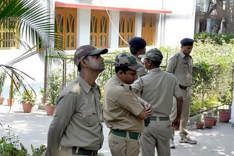 Cảnh sát Ấn Độ dẫn tù nhân đi đường vòng 206km tới... khu "đèn đỏ”