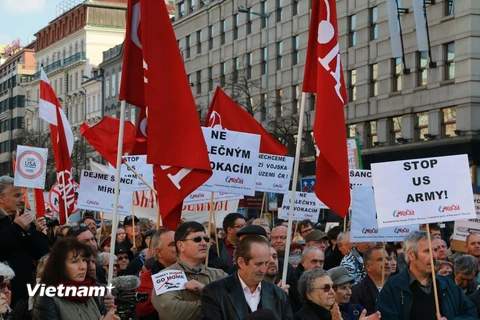 Tiếp tục biểu tình lớn tại CH Séc phản đối đoàn xe quân sự Mỹ