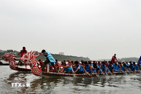 [Photo] Đua tranh quyết liệt tại lễ hội đua thuyền trên sông Lô
