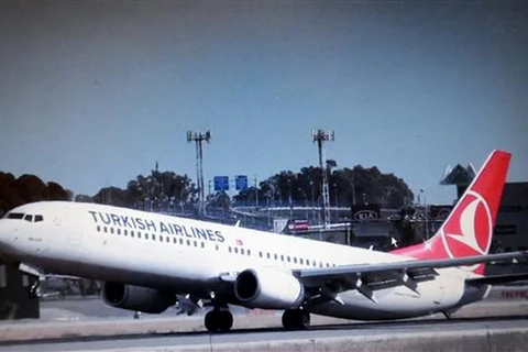 Máy bay Turkish Airlines lại phải đổi hướng bay vì gói hành lý lạ