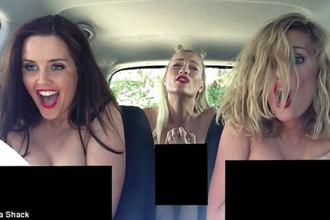 [Video] Ba cô gái để ngực trần tái hiện lịch sử âm nhạc trong ôtô
