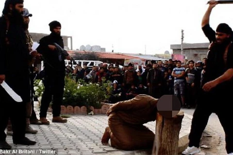 Phiến quân IS chặt đầu nạn nhân bị buộc tội làm phép phù thủy