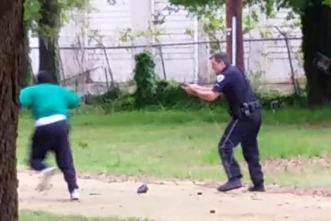Nhân chứng quay đoạn video cảnh sát Mỹ bắn người da đen lên tiếng