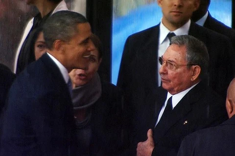 Tổng thống Mỹ và Chủ tịch Cuba bắt tay nhau tại Hội nghị OAS