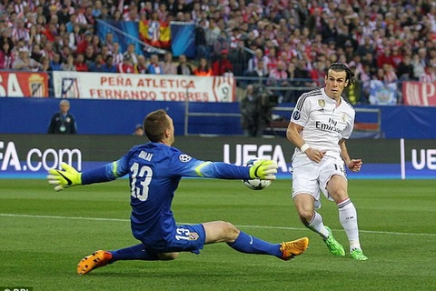 [Video] Gareth Bale bỏ lỡ cơ hội ngon ăn khi đối mặt Jan Oblak