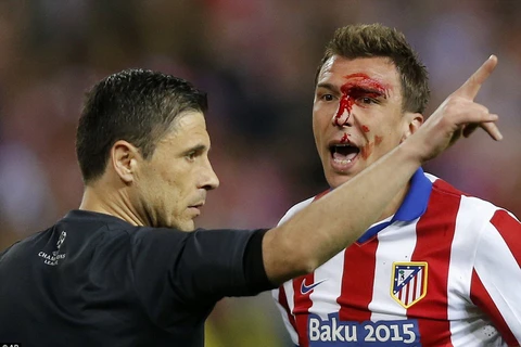 Cận cảnh Mandzukic bị các cầu thủ Real "tấn công" ngay trên sân