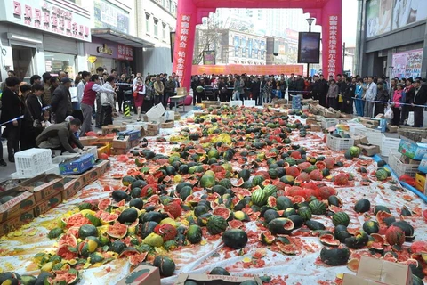 Trung Quốc: Người dân đập nát 4 tấn dưa hấu vì sợ bị nhiễm độc