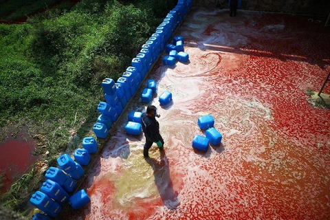 [Photo] Thêm một “dòng sông máu” xuất hiện tại Trung Quốc