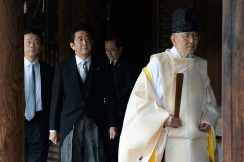 Thủ tướng Nhật Bản Shinzo Abe gửi đồ lễ tới đền Yasukuni