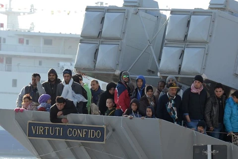 Italy cứu 220 người nhập cư trái phép trên biển Địa Trung Hải