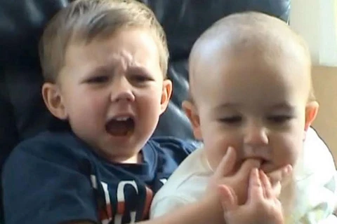 Hai cậu bé trong video nổi tiếng “Charlie cắn tay tôi” giờ ra sao?