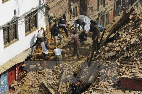 Đoàn Đại sứ quán Việt Nam tại Ấn Độ tới vùng động đất ở Nepal