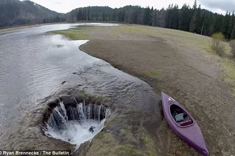 Bí mật dưới lòng hồ Lost ở Oregon khiến các nhà khoa học đau đầu