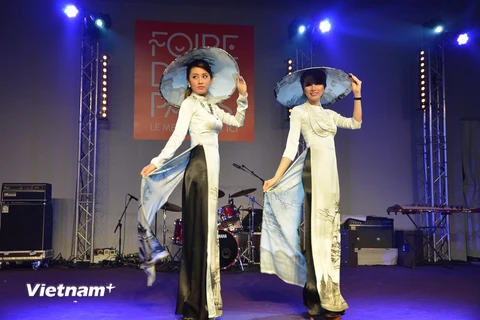 [Photo] Trình diễn thời trang áo dài Việt Nam tại thủ đô Paris