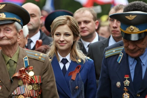 Hình ảnh công tố viên Poklonskaya rạng rỡ tại lễ kỷ niệm Chiến thắng