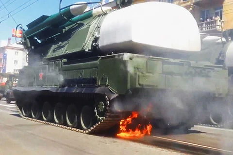 [Video] Xe chở tên lửa bốc cháy trong lễ kỷ niệm Ngày chiến thắng