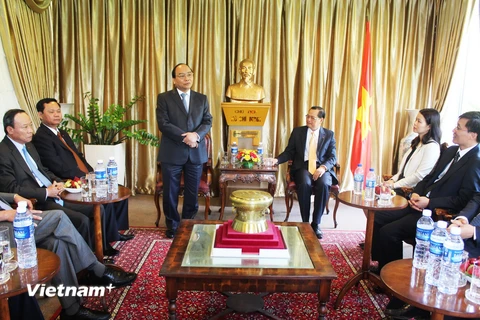 Phó Thủ tướng Nguyễn Xuân Phúc thăm ĐSQ Việt Nam ở Singapore