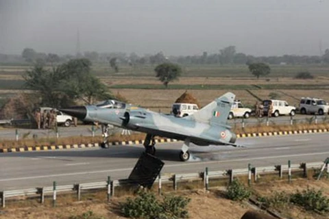 Máy bay chiến đấu Ấn Độ hạ cánh thành công trên đường cao tốc 