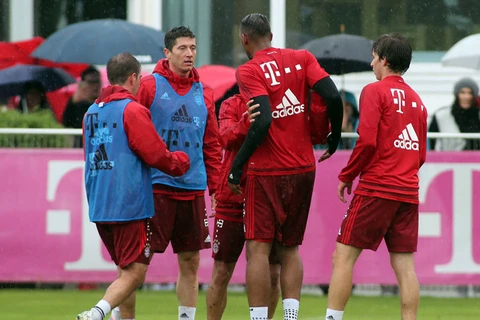 Boateng đòi "tính sổ" Lewandowski, Pep tống cổ cả hai khỏi buổi tập