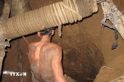 Quảng Ninh: Hai công nhân bị vùi lấp, mắc kẹt trong đường lò
