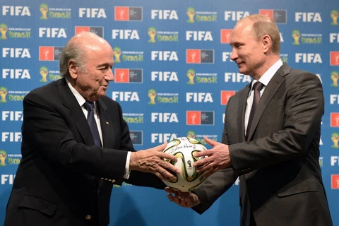 Tổng thống Nga Putin và Chủ tịch FIFA Sepp Blatter. (Nguồn: AP)