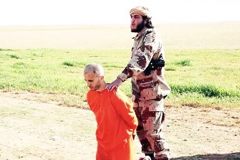 Một tù nhân của IS đã bị bắt phải tự đào mộ cho chính mình trước khi bị xử tử. (Nguồn: Daily Mail)