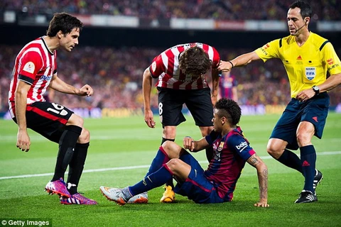 Các cầu thủ Bilbao phản ứng với Neymar. (Nguồn: Getty Images)