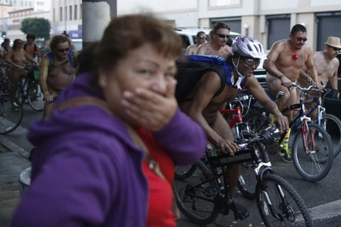 Một tay đua đã bị loại trước khi cuộc đua xe đạp thoát y diễn ra. (Nguồn: Reuters)