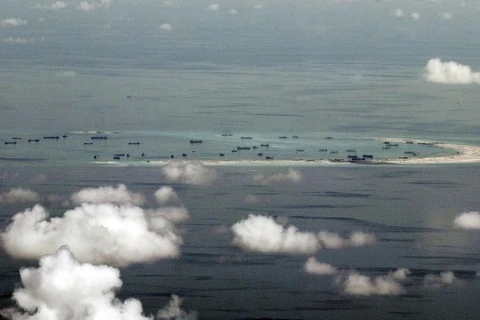 Tàu Trung Quốc cải tạo đất trái phép trên một rạn san hô ở Biển Đông. (Nguồn: Reuters)
