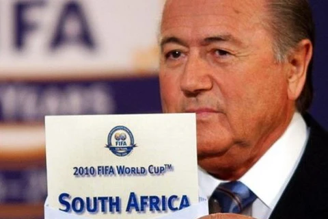 Nam Phi giành quyền đăng cai World Cup 2010.