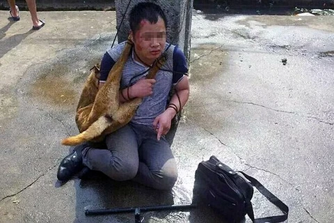 Trung Quốc: Trộm chó bị đánh suốt 9 giờ, buộc xác chó vào cổ