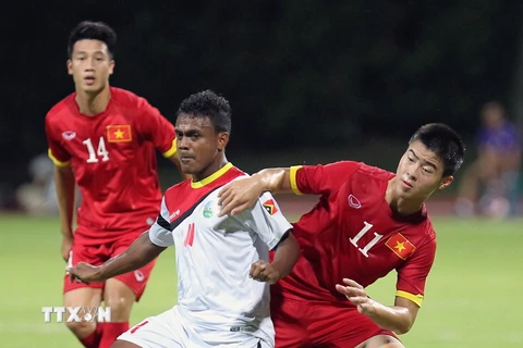 Một pha tranh bóng quyết liệt giữa các cầu thủ U23 Việt Nam và U23 Timor Leste (Ảnh: TTXVN) 