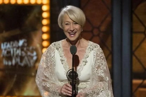 Nữ diễn viên Helen Mirren trên bục nhận giải thưởng. (Nguồn: BBC)