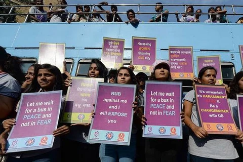 Các sinh viên trong lễ tưởng niệm lần thứ hai tại Mumbai cho nữ sinh bị cưỡng dâm tập thể trên xe bus hồi năm 2012. (Nguồn: wsj.com)