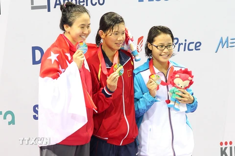 Ánh Viên trên bục nhận huy chương vàng nội dung 200m bơi bướm. (Ảnh: Quốc Khánh/TTXVN)