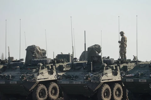 Xe quân sự Mỹ xếp hàng dài ở Zahony. (Nguồn: sputniknews)