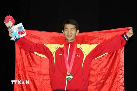 Diệp Ngọc Vũ Minh nhận huy chương vàng ở môn pencak silat. (Ảnh: Quốc Khánh/TTXVN)