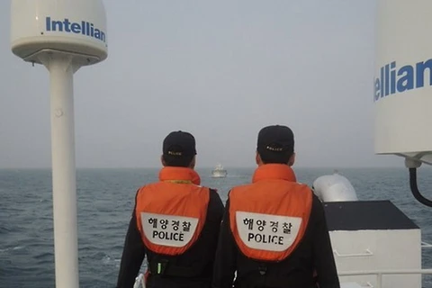 Lực lượng bảo vệ an toàn hàng hải thành phố Pohang, Hàn Quốc tác nghiệp trên biển. (Nguồn: Yonhap)