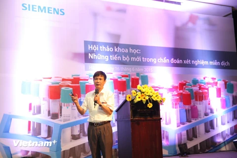 Phó giáo sư-tiến sỹ Phạm Thiện Ngọc, Phó chủ tịch Hội Hóa Sinh Y Học VN trình bày về các protein huyết thanh trong bệnh lý nhiễm khuẩn.