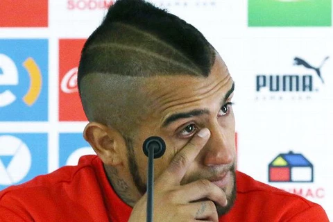 Tiền vệ Arturo Vidal khóc trong buổi họp báo. (Nguồn: espn)