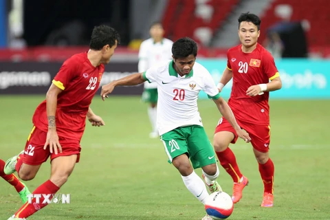 Các cầu thủ Indonesia (áo trắng) bị nghi bán độ ở trận gặp U23 Việt Nam. (Ảnh: Quốc Khánh/TTXVN)