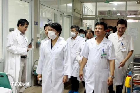 Bộ trưởng Bộ Y tế Nguyễn Thị Kim Tiến và đoàn giám sát tại Bệnh viện Bệnh Nhiệt đới Trung ương (Hà Nội). (Ảnh: Dương Ngọc/TTXVN)