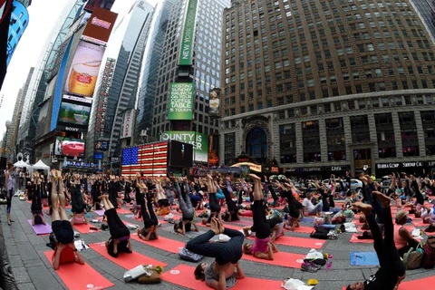 Trình diễn yoga ở Quảng trường Thời đại, New York. (Nguồn: AFP)