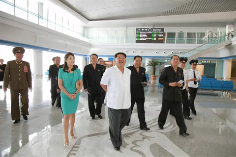 Nhà lãnh đạo Triều Tiên Kim Jong Un cùng vợ Ri Sol Ju thị sát nhà ga sân bay quốc tế Bình Nhưỡng. (Nguồn: Reuters)