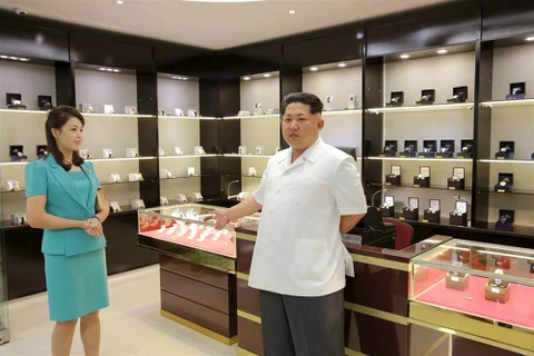 Ông Kim Jong Un cùng vợ tại một quầy hàng nhà ga số 2 của sân bay quốc tế Bình Nhưỡng. (Nguồn: Reuters)
