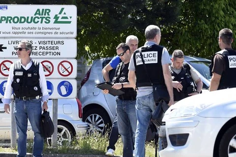 Cảnh sát Pháp phong tỏa lối vào Công ty thiết bị hàng không ở Saint-Quentin-Fallavier, gần Lyon. (Nguồn: AFP/TTXVN)