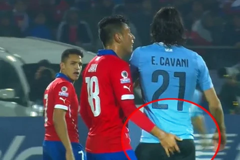 ​Jara bị "treo giò" ở World Cup vì hành vi thô thiển với Cavani