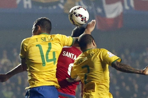 Silva để bóng chạm tay trong vòng cấm. (Nguồn: eurosport)